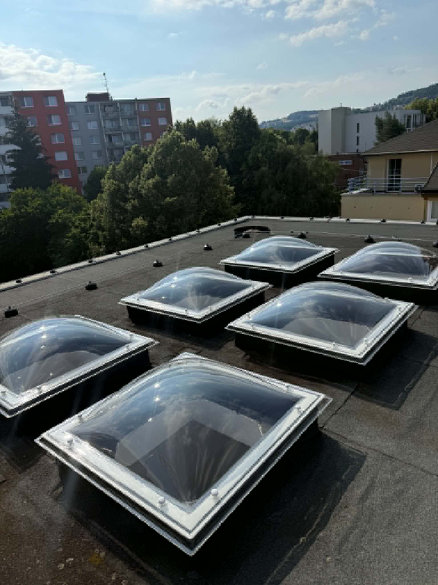 Detail nových kopulových světlíků na ploché střeše